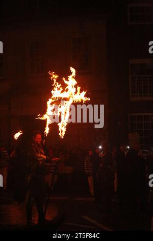 Lewes, Sussex UK. 04/November/2023 in Sussex Town findet die berühmte Bonfire-Nacht-Feier statt die Stadt Lewes feiert jährlich die Bonfire-Nacht. Die Lewes-Parade ist weltberühmt und zieht trotz sintflutartigen Regens Tausende von Menschen an. Vermerk: Roland Ravenhill/Alamy. Stockfoto