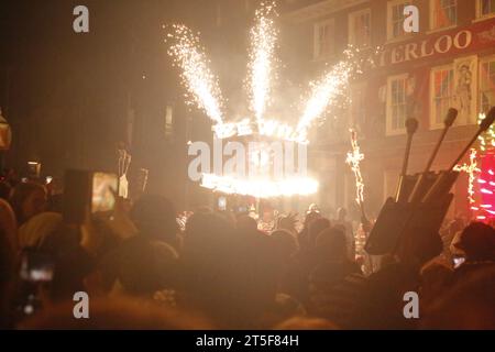 Lewes, Sussex UK. 04/November/2023 in Sussex Town findet die berühmte Bonfire-Nacht-Feier statt die Stadt Lewes feiert jährlich die Bonfire-Nacht. Die Lewes-Parade ist weltberühmt und zieht trotz sintflutartigen Regens Tausende von Menschen an. Vermerk: Roland Ravenhill/Alamy. Stockfoto