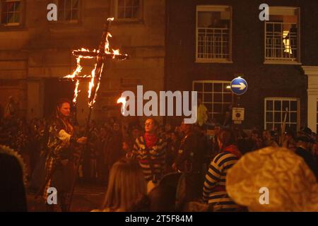 Lewes, Sussex UK. 04/November/2023 in Sussex Town findet die berühmte Bonfire-Nacht-Feier statt die Stadt Lewes feiert jährlich die Bonfire-Nacht. Die Lewes-Parade ist weltberühmt und zieht trotz sintflutartigen Regens Tausende von Menschen an. Vermerk: Roland Ravenhill/Alamy. Stockfoto