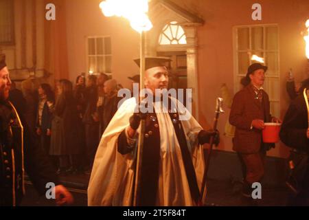 Lewes, Sussex UK. 04/November/2023 in Sussex Town findet die berühmte Bonfire-Nacht-Feier statt die Stadt Lewes feiert jährlich die Bonfire-Nacht. Die Lewes-Parade ist weltberühmt und zieht trotz sintflutartigen Regens Tausende von Menschen an. Vermerk: Roland Ravenhill/Alamy. Stockfoto