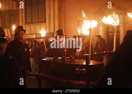 Lewes, Sussex UK. 04/November/2023 in Sussex Town findet die berühmte Bonfire-Nacht-Feier statt die Stadt Lewes feiert jährlich die Bonfire-Nacht. Die Lewes-Parade ist weltberühmt und zieht trotz sintflutartigen Regens Tausende von Menschen an. Vermerk: Roland Ravenhill/Alamy. Stockfoto