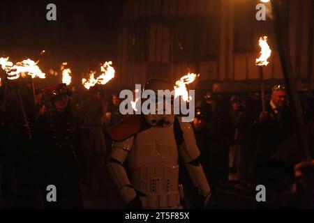 Lewes, Sussex UK. 04/November/2023 in Sussex Town findet die berühmte Bonfire-Nacht-Feier statt die Stadt Lewes feiert jährlich die Bonfire-Nacht. Die Lewes-Parade ist weltberühmt und zieht trotz sintflutartigen Regens Tausende von Menschen an. Vermerk: Roland Ravenhill/Alamy. Stockfoto