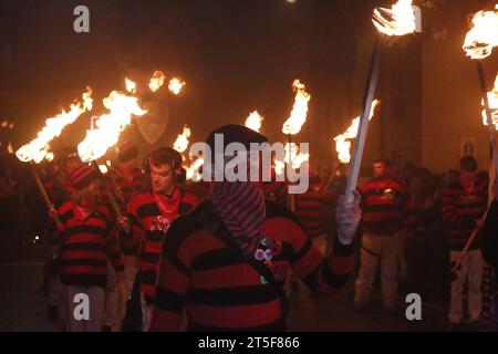 Lewes, Sussex UK. 04/November/2023 in Sussex Town findet die berühmte Bonfire-Nacht-Feier statt die Stadt Lewes feiert jährlich die Bonfire-Nacht. Die Lewes-Parade ist weltberühmt und zieht trotz sintflutartigen Regens Tausende von Menschen an. Vermerk: Roland Ravenhill/Alamy. Stockfoto