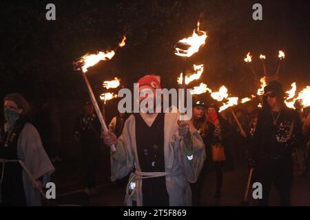 Lewes, Sussex UK. 04/November/2023 in Sussex Town findet die berühmte Bonfire-Nacht-Feier statt die Stadt Lewes feiert jährlich die Bonfire-Nacht. Die Lewes-Parade ist weltberühmt und zieht trotz sintflutartigen Regens Tausende von Menschen an. Vermerk: Roland Ravenhill/Alamy. Stockfoto