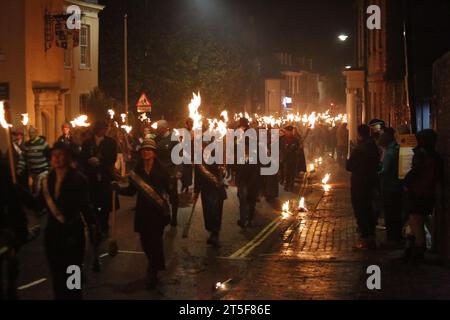 Lewes, Sussex UK. 04/November/2023 in Sussex Town findet die berühmte Bonfire-Nacht-Feier statt die Stadt Lewes feiert jährlich die Bonfire-Nacht. Die Lewes-Parade ist weltberühmt und zieht trotz sintflutartigen Regens Tausende von Menschen an. Vermerk: Roland Ravenhill/Alamy. Stockfoto