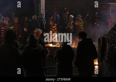 Lewes, Sussex UK. 04/November/2023 in Sussex Town findet die berühmte Bonfire-Nacht-Feier statt die Stadt Lewes feiert jährlich die Bonfire-Nacht. Die Lewes-Parade ist weltberühmt und zieht trotz sintflutartigen Regens Tausende von Menschen an. Vermerk: Roland Ravenhill/Alamy. Stockfoto