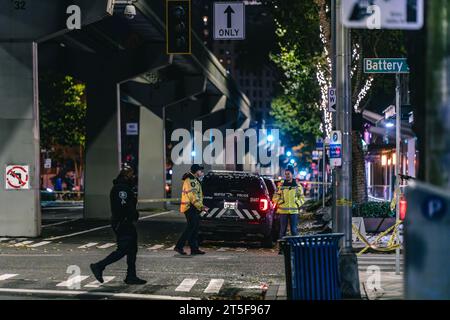 Notfallteams reagierten schnell auf einen tragischen Busunfall in Belltown, der leider zu Todesopfern führte. An einem Samstagnachmittag ereignete sich in Seattles Belltown ein Vorfall, als ein King County Metro Bus mit einem Gebäude kollidierte, was zum Tod eines Fußgängers und zu schweren Verletzungen des Fahrers eines anderen Fahrzeugs führte. Die Ersthelfer eilten zum Tatort, um sich mit der düsteren Situation zu befassen. Die Seattle Fire Department begann nach Berichten über eine Fahrzeugkollision, an der ein Bus beteiligt war. Die Katastrophe ereignete sich an der Kreuzung von 5th Avenue und Battery Street um etwa 3:40 Uhr Stockfoto