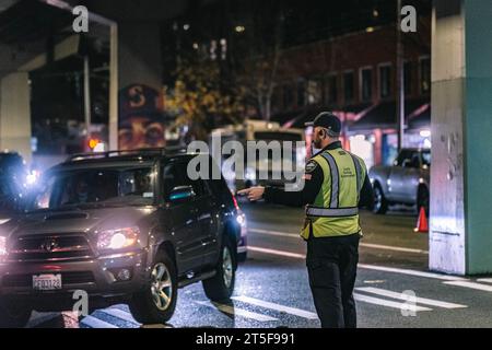 Notfallteams reagierten schnell auf einen tragischen Busunfall in Belltown, der leider zu Todesopfern führte. An einem Samstagnachmittag ereignete sich in Seattles Belltown ein Vorfall, als ein King County Metro Bus mit einem Gebäude kollidierte, was zum Tod eines Fußgängers und zu schweren Verletzungen des Fahrers eines anderen Fahrzeugs führte. Die Ersthelfer eilten zum Tatort, um sich mit der düsteren Situation zu befassen. Die Seattle Fire Department begann nach Berichten über eine Fahrzeugkollision, an der ein Bus beteiligt war. Die Katastrophe ereignete sich an der Kreuzung von 5th Avenue und Battery Street um etwa 3:40 Uhr Stockfoto