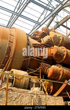 Verlassene Produktionsmaschinen und -Geräte in einer Fabrik Stockfoto