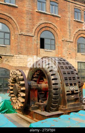 Veralteter großer Asynchronmotor in einer Fabrik Stockfoto