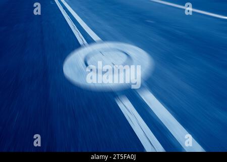 Gelbe, doppelt durchgezogene Linie auf der Straße Stockfoto