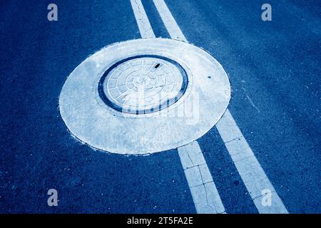 Gelbe, doppelt durchgezogene Linie auf der Straße Stockfoto