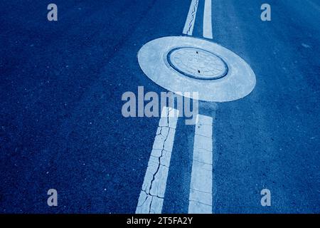 Gelbe, doppelt durchgezogene Linie auf der Straße Stockfoto