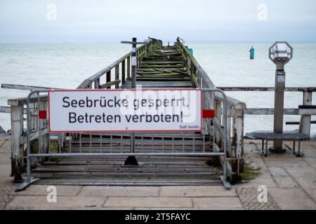 Sturmtief Viktor sorgte am 20. Oktober 2023 für eine schwere Sturmflut an der Ostseeküste von Mecklenburg-Vorpommern. Die Seebrücke im Ostseebad Sassnitz wurde durch das Unwetter beschädigt./ Sturmdepression Viktor verursachte am 20. Oktober 2023 einen schweren Sturmflut an der Ostseeküste Mecklenburg-Vorpommerns. Der Pier im Ostseebad Sellin wurde durch den Sturm beschädigt. Schnappschuss-Fotografie/K.M.Krause *** Sturmdepression Viktor verursachte eine schwere Sturmflut an der Ostseeküste Mecklenburg Vorpommerns am 20. Oktober 2023 wurde der Pier im Ostseebad Sassnitz durch die Stockfoto