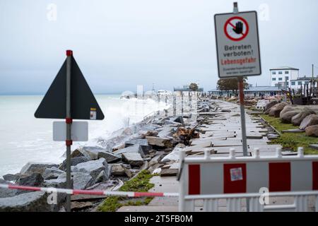 Sturmtief Viktor sorgte am 20. Oktober 2023 für eine schwere Sturmflut an der Ostseeküste von Mecklenburg-Vorpommern. Die Strandprommenade in Sassnitz auf der Insel Rügen wurde durch das Unwetter beschädigt. Am 20. Oktober 2023 verursachte Sturm Viktor an der Ostseeküste Mecklenburg-Vorpommerns eine schwere Sturmflut. Die Strandpromenade in Sassnitz auf der Insel Rügen wurde durch den Sturm beschädigt. Es wurde auch viel Flotsam aufgewaschen. Schnappschussfotografie/K.M.Krause *** Sturm Viktor verursachte eine schwere Sturmflut an der Ostseeküste von Mecklenbu Stockfoto