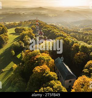 Aussichtsturm Tichanek auf dem Tabor-Hügel, in der Nähe des Dorfes Lomnice nad Popelkou. Tschechische Republik. Blick auf den Aeiral. Stockfoto