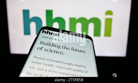 Mobiltelefon mit Website der US-Stiftung Howard Hughes Medical Institute (HHMI) vor dem Logo. Fokussieren Sie sich oben links auf der Telefonanzeige. Stockfoto