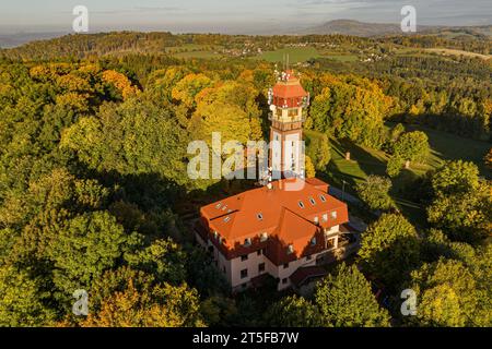 Aussichtsturm Tichanek auf dem Tabor-Hügel, in der Nähe des Dorfes Lomnice nad Popelkou. Tschechische Republik. Blick auf den Aeiral. Stockfoto