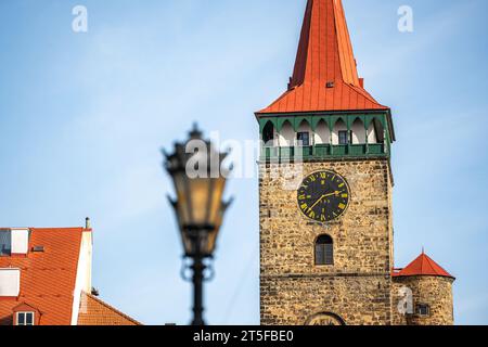 Farbenfrohe Renaissance-Häuser und Valdice-Tor am Wallenstein-Platz in Jicin, Tschechische Republik. Stockfoto