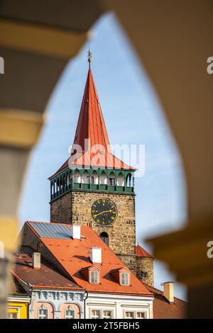 Farbenfrohe Renaissance-Häuser und Valdice-Tor am Wallenstein-Platz in Jicin, Tschechische Republik. Stockfoto