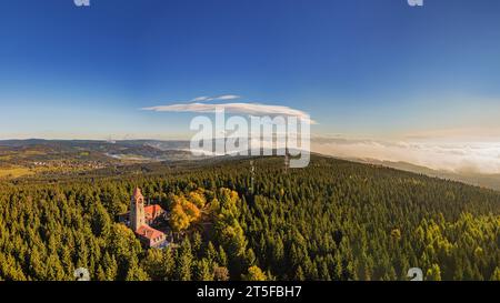 Aussichtsturm in Cerna Studnice, in der Nähe von Jablonec nad Nisou, Tschechische Republik Stockfoto