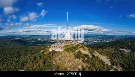 Hotel und Sender auf dem Jested-Berg oberhalb der Stadt Liberec. Nordböhmen. Tschechische Republik. Stockfoto