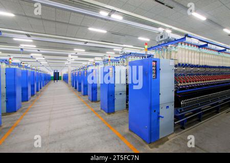 LUANNAN - 26. MÄRZ: Maschinen und Geräte in einer Spinnerei, am 26. März 2013, Luannan County, Provinz Hebei, china. Stockfoto