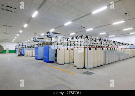 LUANNAN - 26. MÄRZ: Maschinen und Geräte in einer Spinnerei, am 26. März 2013, Luannan County, Provinz Hebei, china. Stockfoto