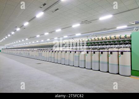 LUANNAN - 26. MÄRZ: Maschinen und Geräte in einer Spinnerei, am 26. März 2013, Luannan County, Provinz Hebei, china. Stockfoto