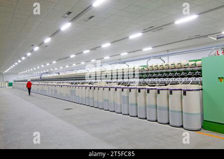 LUANNAN - 26. MÄRZ: Maschinen und Geräte in einer Spinnerei, am 26. März 2013, Luannan County, Provinz Hebei, china. Stockfoto