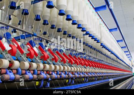 LUANNAN - 26. MÄRZ: Maschinen und Geräte in einer Spinnerei, am 26. März 2013, Luannan County, Provinz Hebei, china. Stockfoto