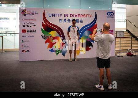 Hongkong. November 2023. Ein LGBTQ-Athlet posiert für ein Foto vor Regenbogenflügeln im Queen Elizabeth Center während der Gay Games 2023 in Hongkong am 5. November 2023. Quelle: Matt Hunt/Neato/Alamy Live News Stockfoto