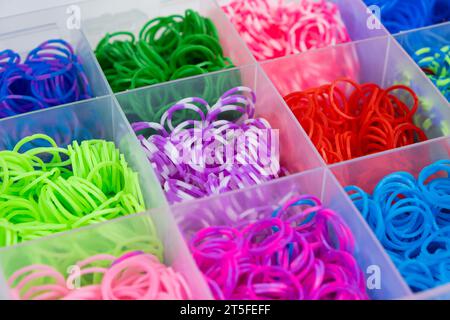 Ein Set aus mehrfarbigen Gummibändern zum Weben von Armbändern für Kinder. Stockfoto