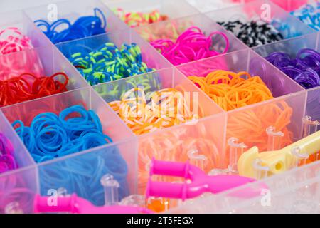 Ein Set aus mehrfarbigen Gummibändern zum Weben von Armbändern für Kinder. Stockfoto