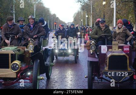 Die Teilnehmer fahren während des RM Sotheby's London nach Brighton Veteran Car durch die Mall in London. Bilddatum: Sonntag, 5. November 2023. Stockfoto