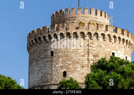 Blick auf den Weißen Turm, auch bekannt als Lefkos Pyrgos, ein Denkmal und Museum an der Uferpromenade in Thessaloniki, Griechenland Stockfoto