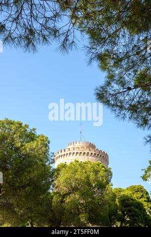 Blick auf den Weißen Turm, auch bekannt als Lefkos Pyrgos, ein Denkmal und Museum an der Uferpromenade in Thessaloniki, Griechenland Stockfoto