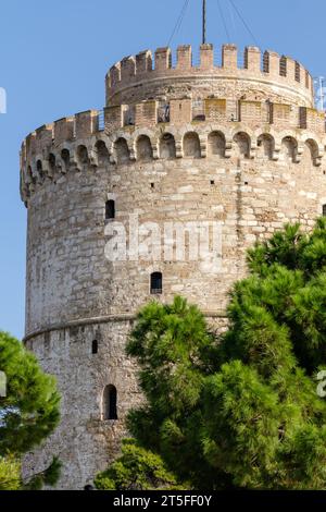 Blick auf den Weißen Turm, auch bekannt als Lefkos Pyrgos, ein Denkmal und Museum an der Uferpromenade in Thessaloniki, Griechenland Stockfoto