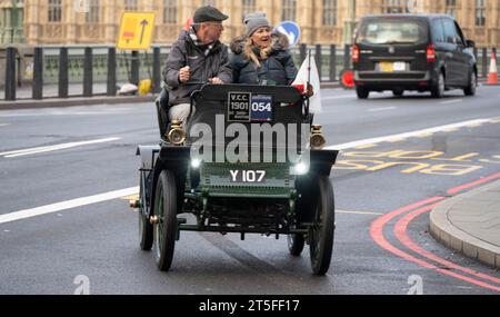 Westminster Bridge, London, Großbritannien. November 2023. RM Sotheby’s London to Brighton Veteran Car Run überquert die Westminster Bridge auf dem Weg zur Südküste im 127. Jahr. An dem Lauf beteiligt sind die beiden ursprünglichen Autos, ein Darracq (27) und ein Spyker (14), die 70 1953 in der britischen Comedy Genevieve zu sehen waren. Bild: 1901 De Dion Bouton. Quelle: Malcolm Park/Alamy Live News Stockfoto