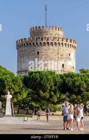 Thessaloniki, Griechenland - 22. September 2023 : Blick auf den Weißen Turm, ein Denkmal und Museum an der Uferpromenade in Thessaloniki Griechenland Stockfoto
