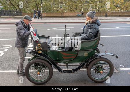 Westminster Bridge, London, Großbritannien. November 2023. RM Sotheby’s London to Brighton Veteran Car Run überquert die Westminster Bridge auf dem Weg zur Südküste im 127. Jahr. An dem Lauf beteiligt sind die beiden ursprünglichen Autos, ein Darracq (27) und ein Spyker (14), die 70 1953 in der britischen Comedy Genevieve zu sehen waren. Quelle: Malcolm Park/Alamy Live News Stockfoto