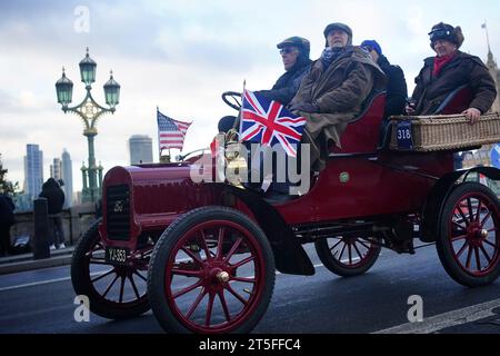 Die Teilnehmer fahren während des RM Sotheby's London nach Brighton Veteran Car Run durch das Zentrum von London. Bilddatum: Sonntag, 5. November 2023. Stockfoto