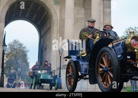 Die Teilnehmer fahren während des RM Sotheby's London to Brighton Veteran Car Run durch Wellington Arch im Zentrum von London. Bilddatum: Sonntag, 5. November 2023. Stockfoto