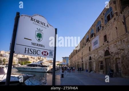 Cospicua, Malta - 17. Juni 2023: Hafenpier von Cospicua mit Straßenschild Stockfoto