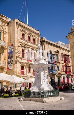 Vittoriosa, Malta - 17. Juni 2023: Statue von San Lorenz auf dem Platz in Vittoriosa unter den Gebäuden Stockfoto