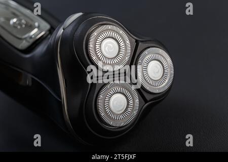 Drei schwimmende Messer auf einem modernen Elektrorasierer. Nahaufnahme. Stockfoto
