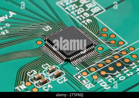 Chip auf einer grünen Leiterplatte. Technologien, Mikroelektronik. Makrofotografie Stockfoto