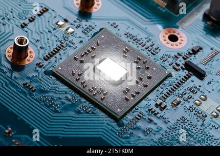 Eine mobile CPU mit entferntem Kühler auf einem Laptop-Mainboard. Makrofotografie Stockfoto