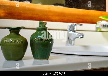 Kleine Vintage Keramik Duschgel und Shampoo Flaschen sind ästhetisch ansprechend Stockfoto