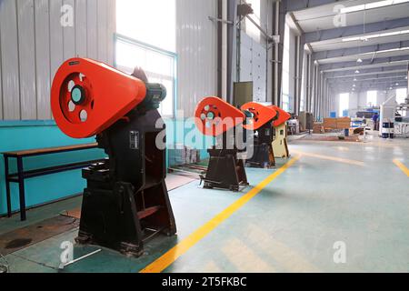 TANGSHAN - 22. DEZEMBER: Die Maschinen und Anlagen in der Werkstatt, in einem Solargerätehersteller am 22. dezember 2013, tangshan, CH Stockfoto